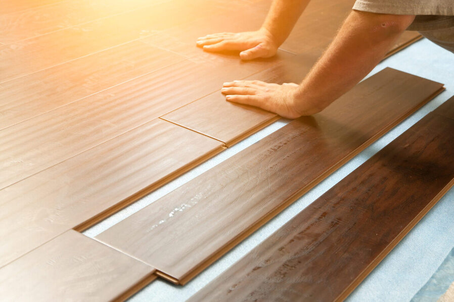 Homme Installation De Nouveaux Planchers En Bois Laminé