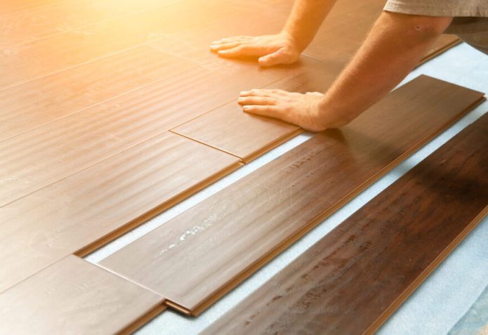 Homme Installation De Nouveaux Planchers En Bois Laminé